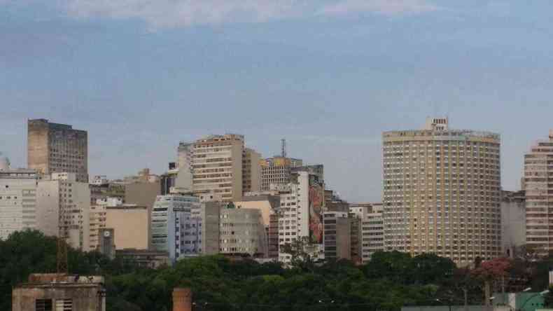 Manh de sexta-feira tem sol entre nuvens na capital. H previso de chuva e temperatura pode chegar aos 32 graus(foto: Paulo Filgueiras/ EM/DA Press)