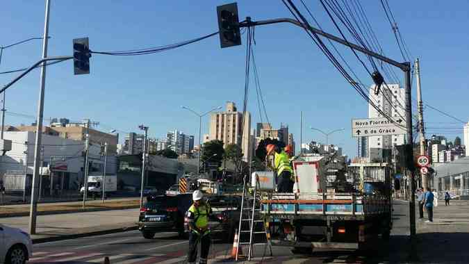 Tcnicos fazem reparo em semforo que teve cabos furtados na Avenida Cristiano Machado, em frente ao nmero 2.273Paulo Filgueiras/EM/DA Press