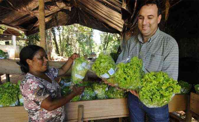 Ernani Alves compra hortalias de Maria Isaas, direto da fazenda, uma vez por ms: economia de 50% (foto: Jair Amaral/EM/D.A PRESS )