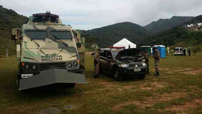 Polcia Militar Rodoviria est parando esses veculos para fiscalizao(foto: Leandro Couri/EM DA Press)