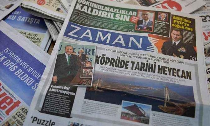 Capa da edi��o deste domingo do jornal de oposi��o Zaman traz elogios � gest�o de Erdogan na Turquia(foto: ADEM ALTAN / AFP PHOTO)