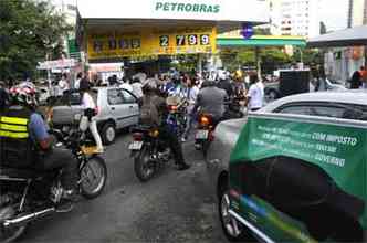 No ano passado,a ao lotou o posto participante. O litro da gasolina foi vendido a R$ 1,835, sem os impostos (foto: Beto Novaes/EM/D.A Press)