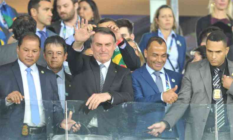 Bolsonaro durante partida entre Brasil e Argentina no Mineiro (foto: Alexandre Guzanshe/EM)