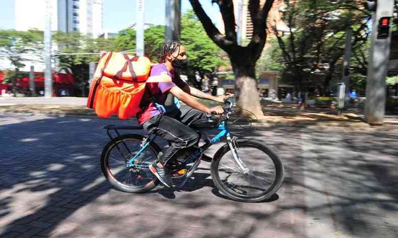 As biciletas motorizadas e eltricas j concorrem com as motocicletas em servios delivery(foto: Gladyston Rodrigues/EM DAPres)
