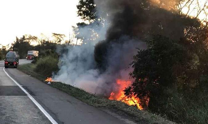 Um dos passageiros foi retirado pouco antes de o veículo se incendiar(foto: Corpo de Bombeiros/Divulgação) Um dos passageiros foi retirado pouco antes de o veículo se incendiar(foto: Corpo de Bombeiros/Divulgação)