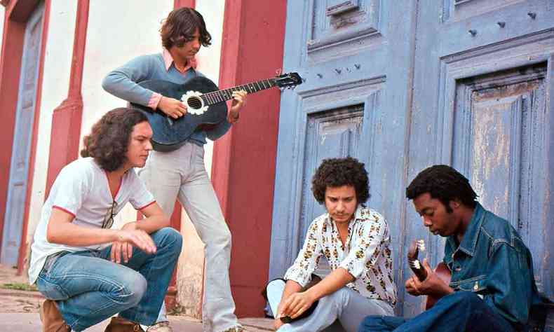 Fernando Brant, L Borges, Mrcio Borges e Milton Nascimento tocam e cantam na porta de uma igreja, em Diamantina
