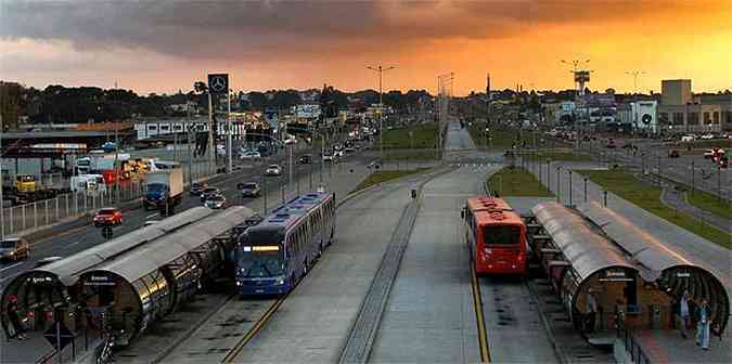 Curitiba foi a primeira capital a adotar o BRT, em 1974(foto: Pedro Ribas/SMCS Descricao)