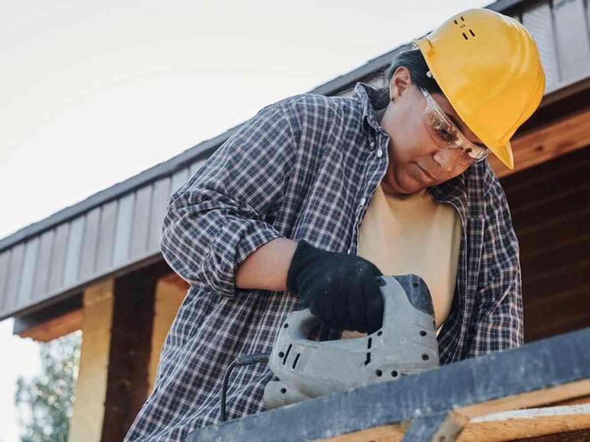 Pintoras de obra começam a se tornar mais comuns na construção civil