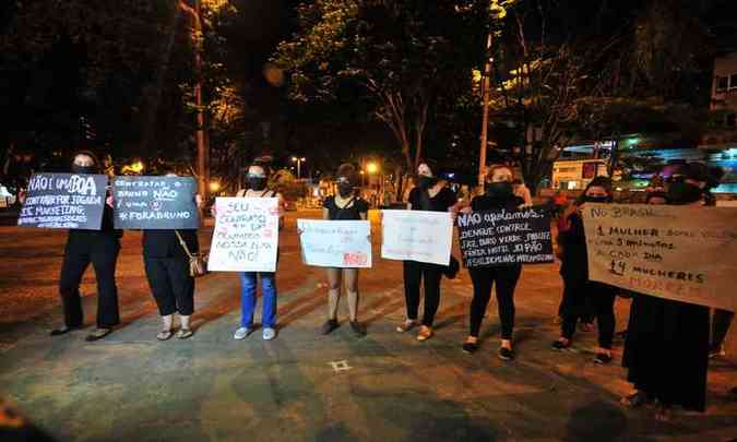 Grupo de mulheres organizou protesto contra a contratao de Bruno(foto: Alexandre Guzanshe/EM/D.A Press)