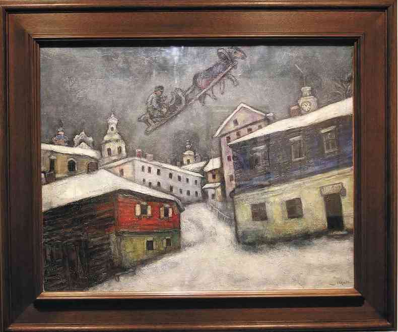Quadro Aldeia russa, do pintor Marc Chagall, mostra casas sob a neve de um vilarejo, enquanto no céu vê-se um trenó, puxado por animal, conduzindo uma pessoa