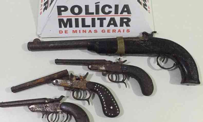 Suspeito foi preso e quatro armas apreendidas(foto: Polcia Militar/Divulgao)