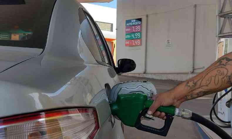Quem pesquisa os preços consegue pagar R$ 7,39 pelo litro da gasolina em Nova Serrana
