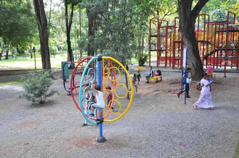 crianças brincando no parque municipal