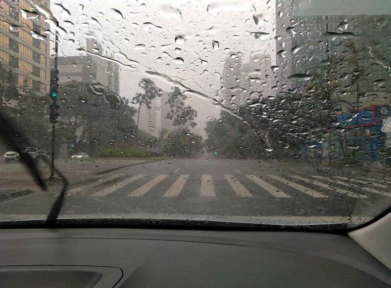 chuva no parabrisas do carro em bairro de Belo Horizonte