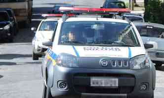 Carros da polcia deixam a Rua Sacramento, onde est localizada uma das faces rivais(foto: Cristina Horta/EM/DA Press)