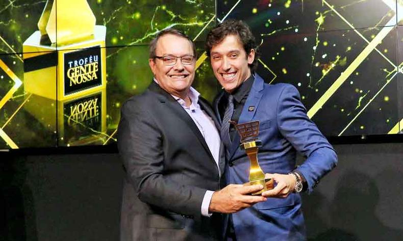 Na festa supermercadista do Troféu Gente Nossa, o empresário Pedro Lourenço de Oliveira entregando a seu filho Bruno Santos de Oliveira o troféu Sucessor do Ano. Supermercados BH em foco(foto: SupermercadosBH/Divulgação) Na festa supermercadista do Troféu Gente Nossa, o empresário Pedro Lourenço de Oliveira entregando a seu filho Bruno Santos de Oliveira o troféu Sucessor do Ano. Supermercados BH em foco(foto: SupermercadosBH/Divulgação)
