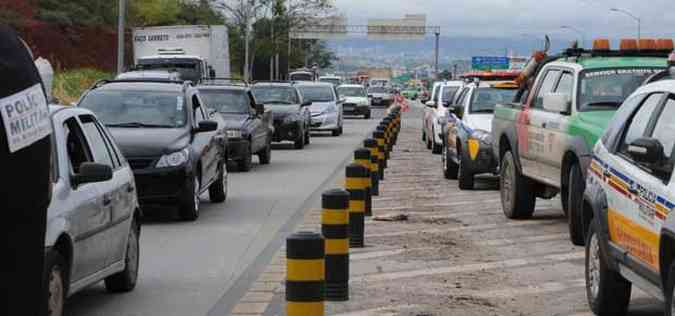 O trnsito ficou interditado no local do acidente, provocando congestionamento(foto: Paulo Filgueiras/EM/D.A Press)