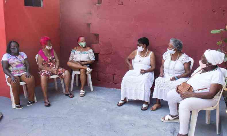 Matriarcas da Pedreira Prado Lopes sentadas em uma roda de conversa