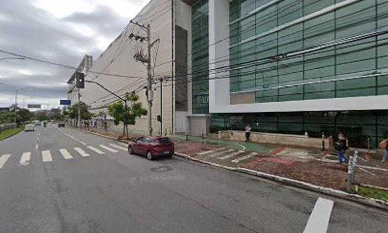 Ponto de nibus onde aconteceram as agresses fica na Andradas em frente ao Boulevard Shopping