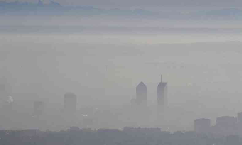 Quase no se veem os prdios de Lyon por causa da neblina de poluentes(foto: PHILIPPE DESMAZES/AFP)