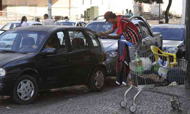 Flanelinha aborda motorista em via de Belo Horizonte: prefeitura s reconhece trabalho de lavadores de carro devidamente cadastrados (foto: Juarez Rodrigues/EM/DA Press - 25/4/16)