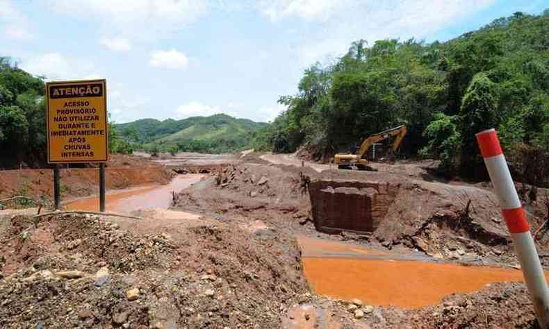 O juiz determinou que a mineradora elabore e execute o projeto de reconstruo de pontes e estradas (foto: Jair Amaral/EM/D.A Press)