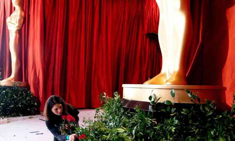 entrada do prdio onde  entregue o Oscar, maior prmio do cinema, sendo arrumado, com uma mulher colocando flores
