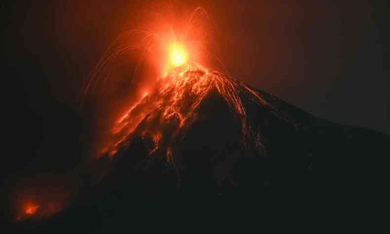 A erupo  principalmente efusiva acompanhada de pulsos incandescentes da fonte de lava