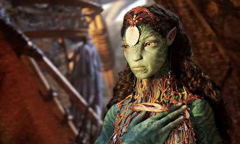 Kate Winslet como a guerreira Ronal no filme Avatar, o caminho da gua