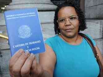 Tcnica de laboratrio, Milcra Prado exibe a carteira: demitida h uma semana, ela busca nova vaga (foto: Gladston Rodrigues/EM/D.A Press)