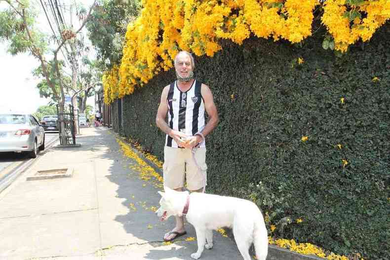 Planta se resume em 'maravilha' para o mecnico Mauro Gusmo, que caminhava com a cadela Zezinha(foto: Edsio Ferreira/EM/D.A Press)