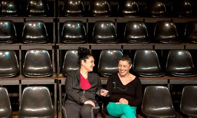 Inez Viana e Denise Stutz se inspiraram em um fato ocorrido durante a apresentação de %u201CPartido%u201D, peça do Galpão (foto: Rodrigo Menezes/Divulgação)