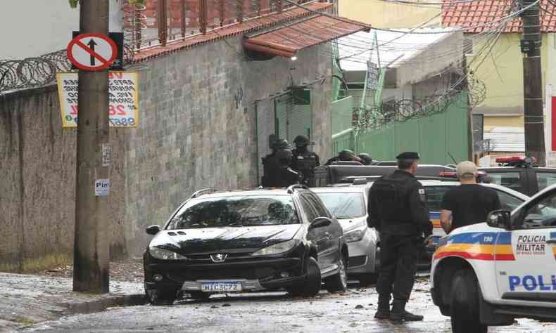 BOPE em frente a casa onde Leandro faz criana e jovem de refm