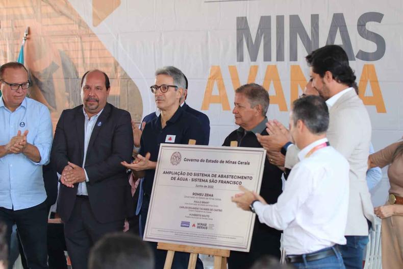 foto mostra governador Romeu Zema e outras autoridades.