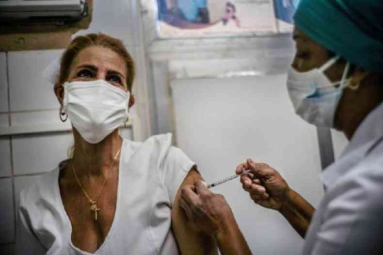 Profissionais de sade j esto sendo vacinados em Havana(foto: Reuters)