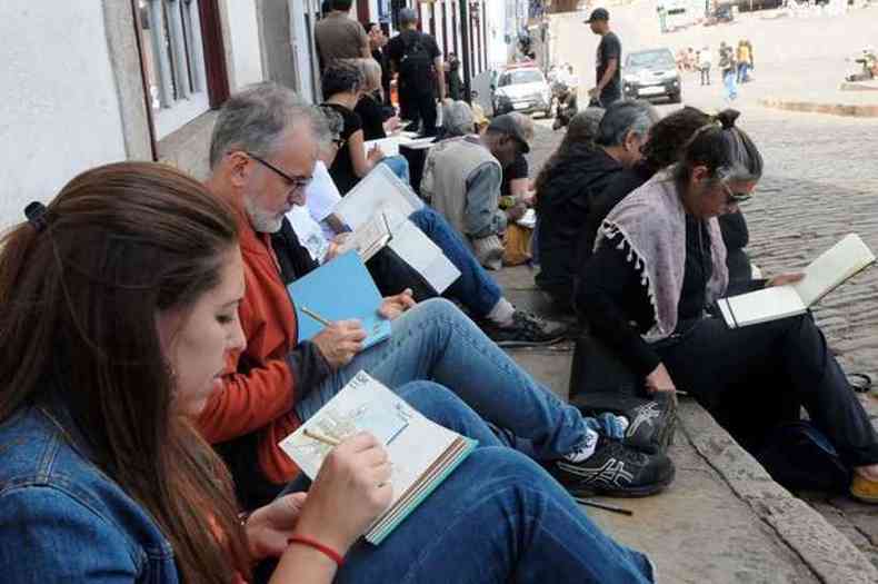Quarto encontro nacional do movimento urban sketchers, que surgiu nos EUA, o evento na cidade histrica mineira rene cerca de 350 pessoas e termina amanh(foto: Paulo Filgueiras/EM/D.A Press)
