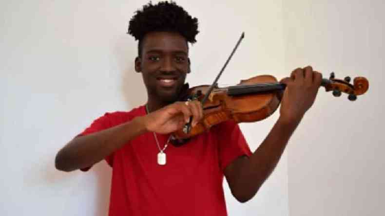 Carlos Samuel, de 20 anos, foi salvo por violino durante tiroteio no Rio de Janeiro