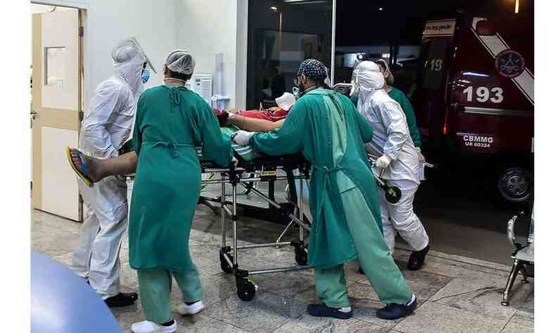 Paciente sendo encaminhado para ala de enfermaria do Hospital Regional(foto: Prefeitura de Uberaba/Divulgao)