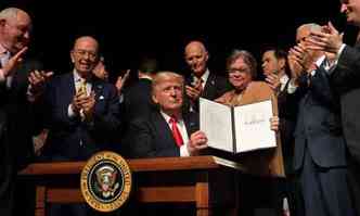 Donald Trump assinou novo documento com diretrizes sobre relao dos EUA com Cuba nessa sexta, na Flrida(foto: AFP Photo)