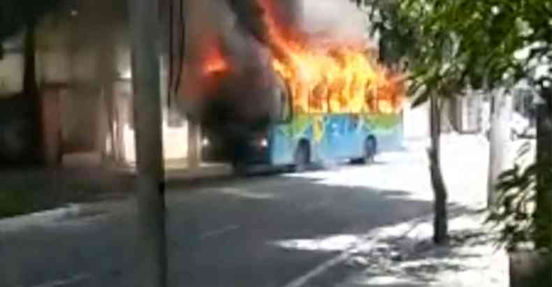 Na Avenida Maruípe, criminosos entraram nos ônibus, expulsaram os passageiros e atearam fogo ao veículo (foto: Reprodução/Vitória )