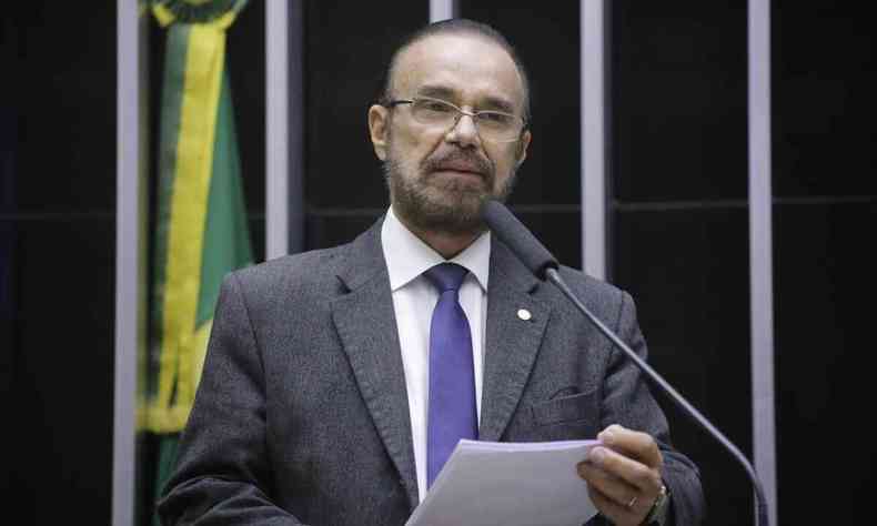 O deputado federal Lincoln Portela, eleito por Minas, discursa para colegas na Câmara
