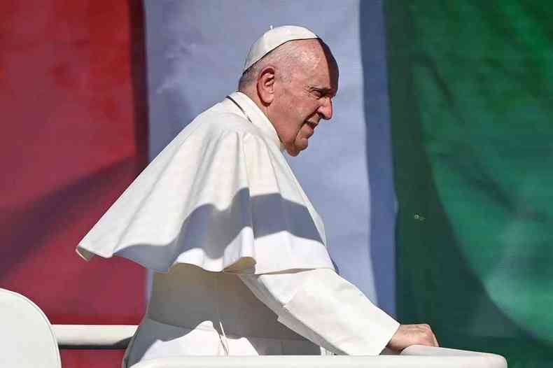 Papa Francisco passa  frente de bandeira da Hungria