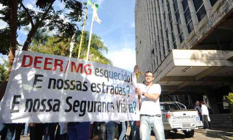 Funcionrios do departamento foram para porta da sede e protestaram(foto: Leandro Couri/EM/D.A.Press)