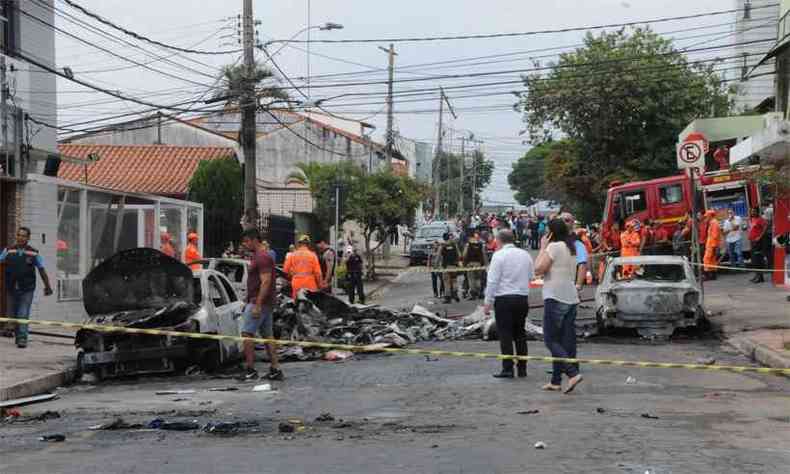 Desta vez, trs carros foram destrudos e duas pessoas morreram em um deles(foto: Paulo Filgueiras/EM/DA Press)