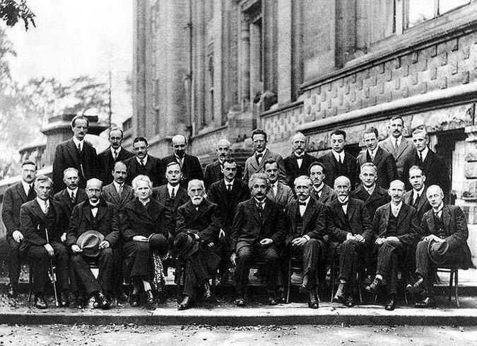 Foto histórica da Conferência de Solvay (Bélgica) sobre Mecânica Quântica em 1927. De trás para frente e da esquerda para a direita: Auguste Piccard, Émile Henriot, Paul Ehrenfest, Édouard Herzen, Théophile de Donder, Erwin Schrödinger, Jules-Émile Verschaffelt, Wolfgang Pauli, Werner Heisenberg, Ralph Howard Fowler, Léon Brillouin, Peter Debye, Martin Knudsen, William Lawrence Bragg, Hendrik Anthony Kramers, Paul Dirac, Arthur Compton, Louis de Broglie, Max Born, Niels Bohr, Irving Langmuir, Max Planck, Marie Sktodowska Curie, Hendrik Lorentz, Albert Einstein, Paul Langevin, Charles-Eugène Guye, Charles Thomson Rees Wilson, Owen Willans Richardson(foto: Benjamin Couprie. Bruxelas, 1927) Foto histórica da Conferência de Solvay (Bélgica) sobre Mecânica Quântica em 1927. De trás para frente e da esquerda para a direita: Auguste Piccard, Émile Henriot, Paul Ehrenfest, Édouard Herzen, Théophile de Donder, Erwin Schrödinger, Jules-Émile Verschaffelt, Wolfgang Pauli, Werner Heisenberg, Ralph Howard Fowler, Léon Brillouin, Peter Debye, Martin Knudsen, William Lawrence Bragg, Hendrik Anthony Kramers, Paul Dirac, Arthur Compton, Louis de Broglie, Max Born, Niels Bohr, Irving Langmuir, Max Planck, Marie Sktodowska Curie, Hendrik Lorentz, Albert Einstein, Paul Langevin, Charles-Eugène Guye, Charles Thomson Rees Wilson, Owen Willans Richardson(foto: Benjamin Couprie. Bruxelas, 1927)