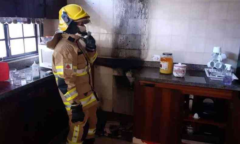 Fogo atingiu botijo de gs e mangueira, espalhando fumaa txica pela casa(foto: Corpo de Bombeiros/Divulgao)