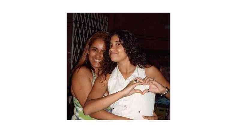 Adriana Silveira ao lado de sua filha, Luiza, assassinada aos 15 anos pelo atirador de Realengo. Ela fundou a associao dos Anjos de Realengo para lutar por mais segurana nas escolas(foto: Acervo pessoal)
