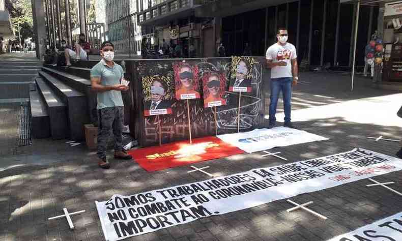 Faixas e cartazes foram expostas na calada da Praa Sete, em BH(foto: Jair Amaral/EM/D.A Press)