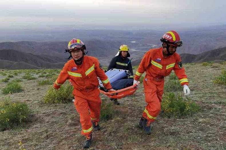 Equipes de resgate buscam os corredores na montanha(foto: STR)
