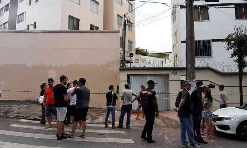 Outro muro caiu durante a chuva no Bairro So Joo Batista, tambm na regio de Venda Nova.O muro que divide os prdios, na Praa Enfermeira Geralda Marra, caiu ontem por volta das 21h30 